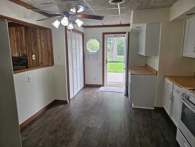 Building Photo - 8150 N Thorsen Ln