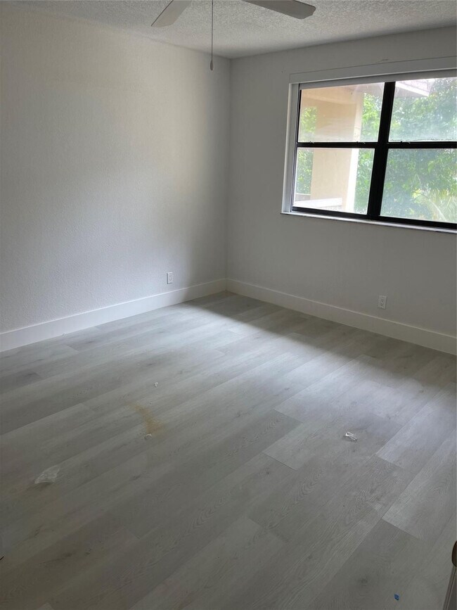 Building Photo - 8100 Geneva Ct