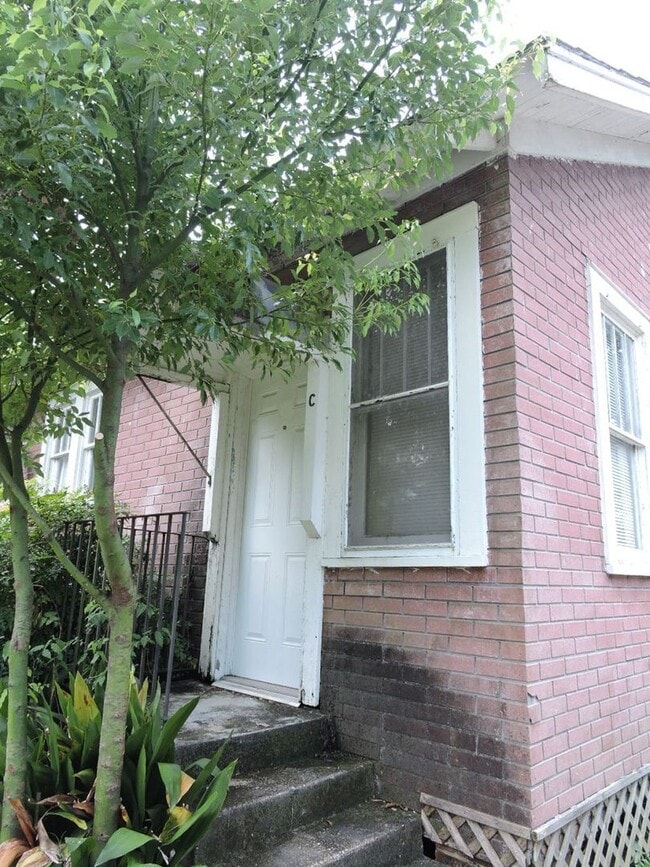 Building Photo - University Gardens One Bedroom Apartment F...