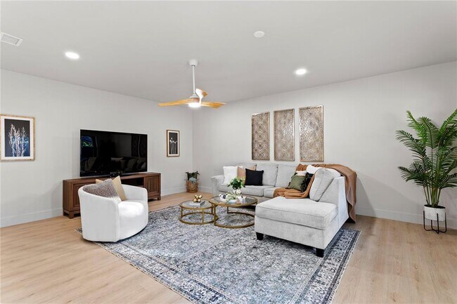 Building Photo - 4504 W Lamb Ave