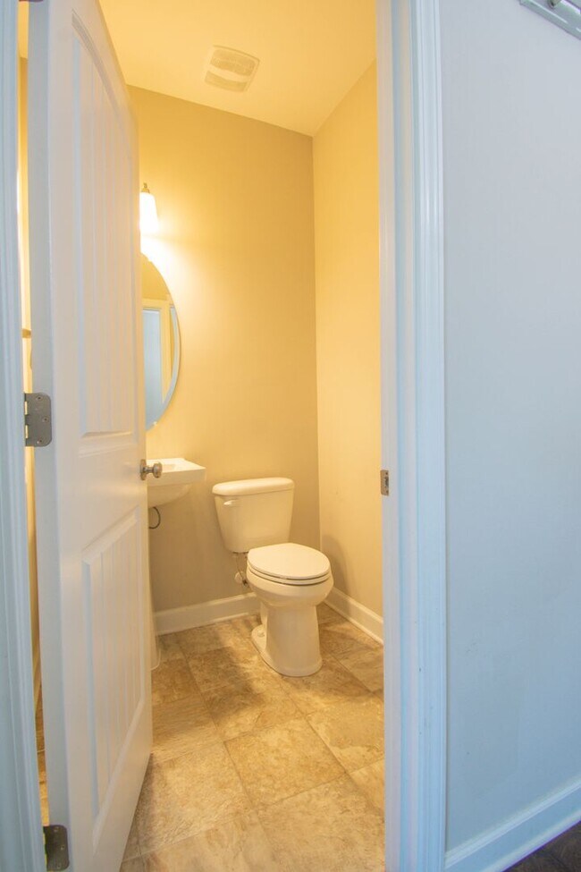 Building Photo - Available July 1! 4 Bedroom 2.5 Bathroom