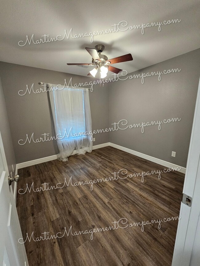 Building Photo - 3005 Aaron Ave