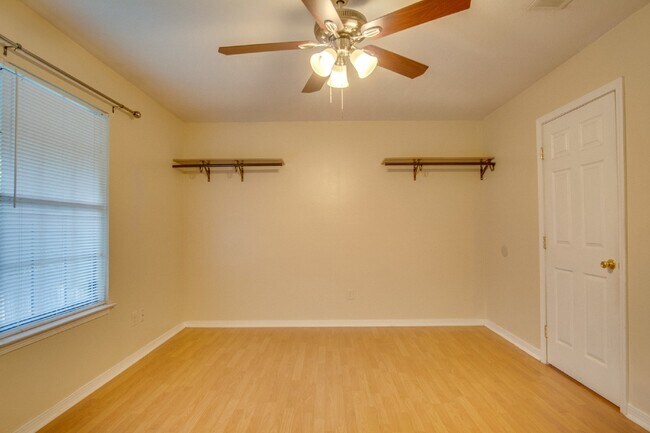 Building Photo - Completely updated 2 bedroom town home Loc...