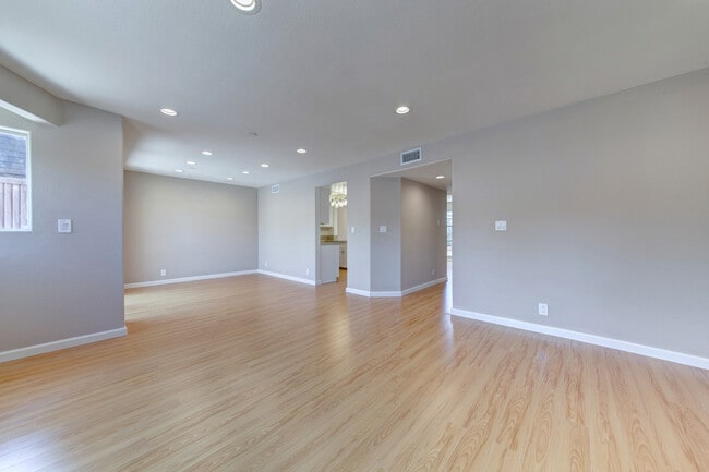 Building Photo - 604 W Wilson Ave