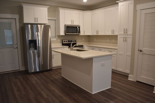 Building Photo - Available June 1 Three Bedroom Townhouse a...