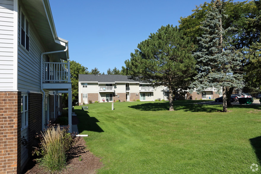 Building Photo - Village Green East Apartments