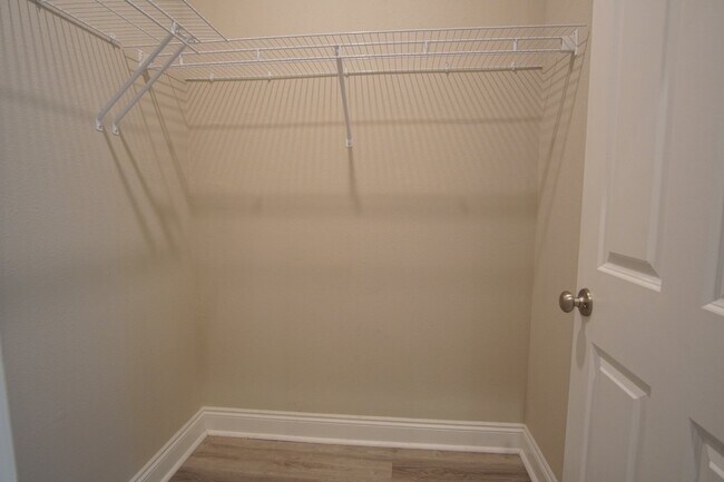 Building Photo - Gulf Breeze 3BR/2BA Townhome – Vaulted Cei...