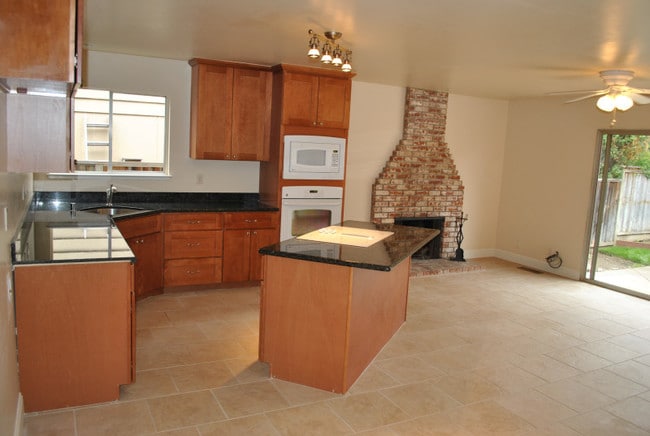 Building Photo - 778 Bend Ave