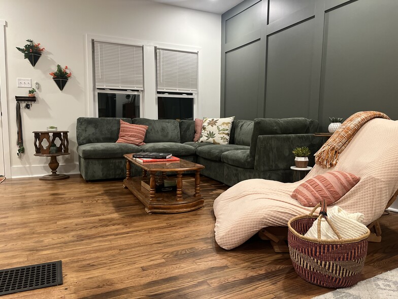 Building Photo - 2559 E 5th Ave