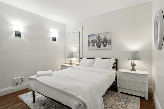 Building Photo - Fully Furnished 3-Bedroom Main-Floor Apartment in North Buffalo