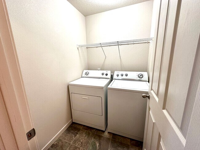 Building Photo - Beautiful 3 Bd 2.5 Ba Town Home by Vancouver Mall