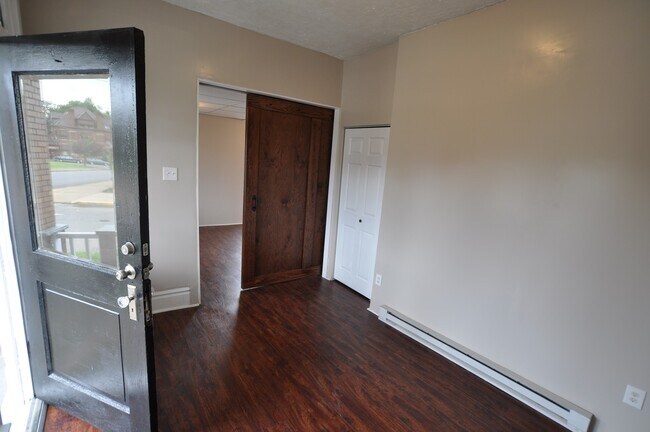 Building Photo - Large 1-Bedroom Apartment NO APPLICATION FEE!! (Beaver Falls)