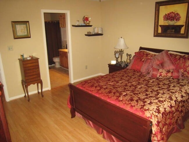 Building Photo - 2 bed + Bonus Room - Great School District...