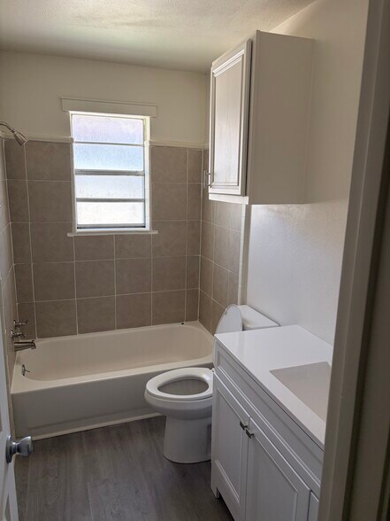 Building Photo - 4865 Beechwood Dr