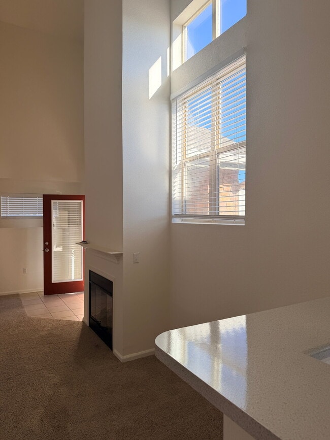 Building Photo - "Charming 2-Bed, 2-Bath condo Oasis in Aurora - 988 Sq Ft of Comfort!"