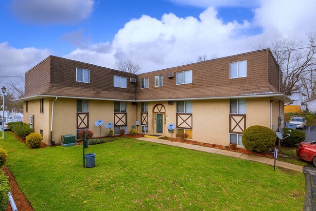 Building Photo - Legends Pointe