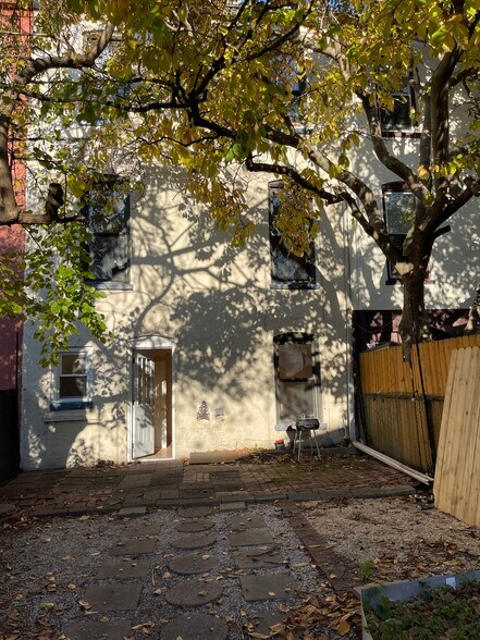 Building Photo - 19 Henry St