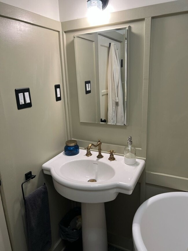 Building Photo - Walk to Campus From This Cute 2 Bedroom Back House