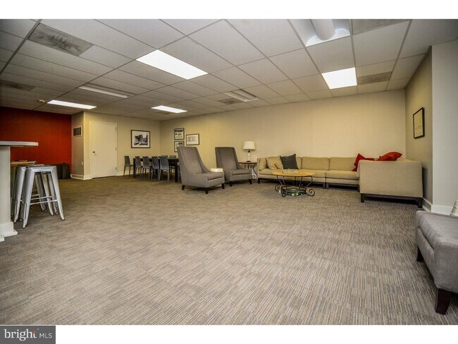 Building Photo - 4625 Pine St