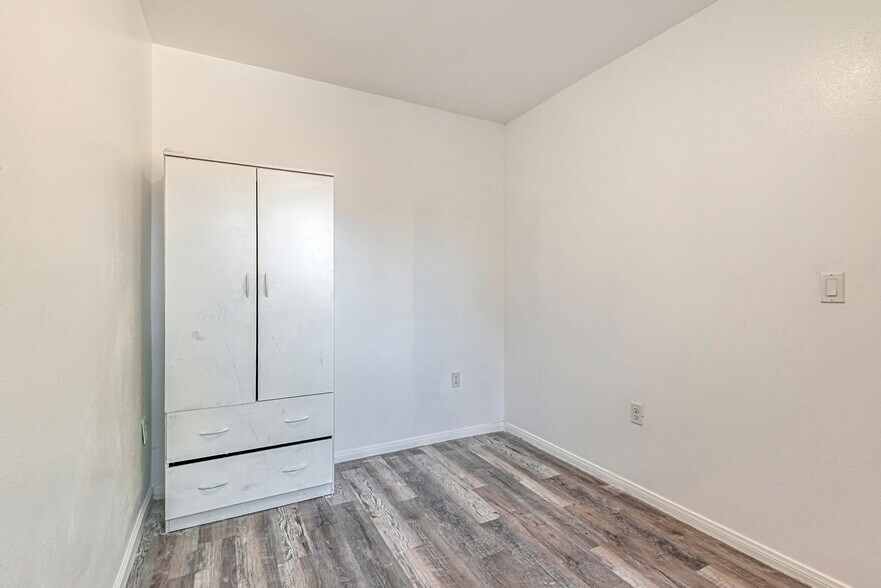 Building Photo - 849 W 43rd St