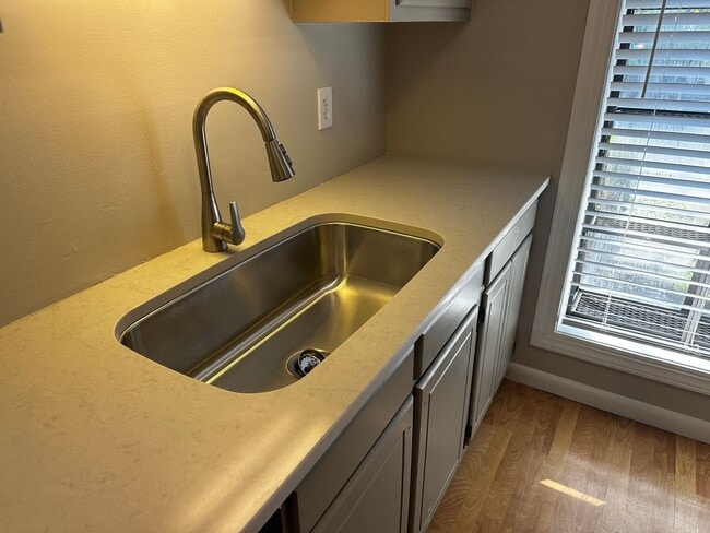 Building Photo - Convenient Townhome just off Lawndale Dr i...