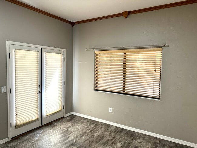 Building Photo - Gorgeous 2 bedroom / 2 bath condo in The E...