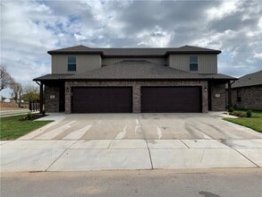 Building Photo - 402 Red Robin St