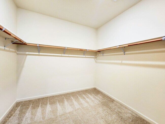 Building Photo - 4 Bedroom Home in W Section