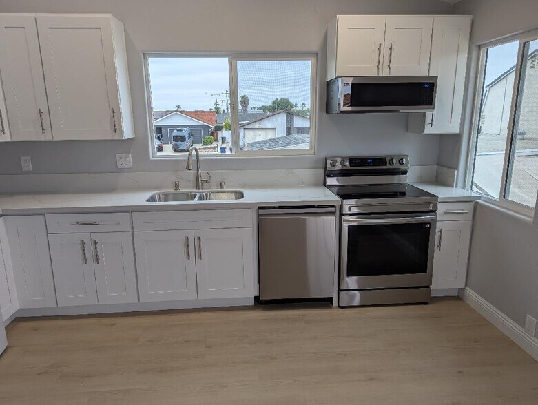 Kitche with rooftop views - 327 E Palomar St
