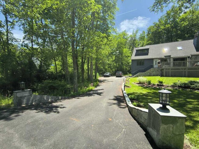 Building Photo - 421 E Hyerdale Dr