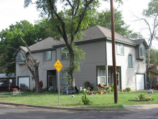 Building Photo - FANTASTIC 3 BEDROOM / 2.5 BATH DUPLEX