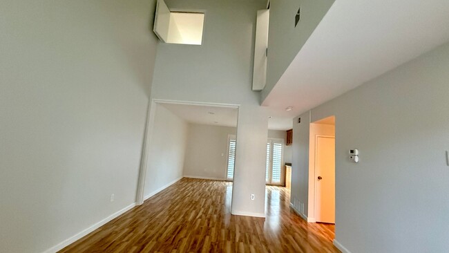 Building Photo - Beautiful 3 Bedroom 1 1/2 Bath Townhouse i...