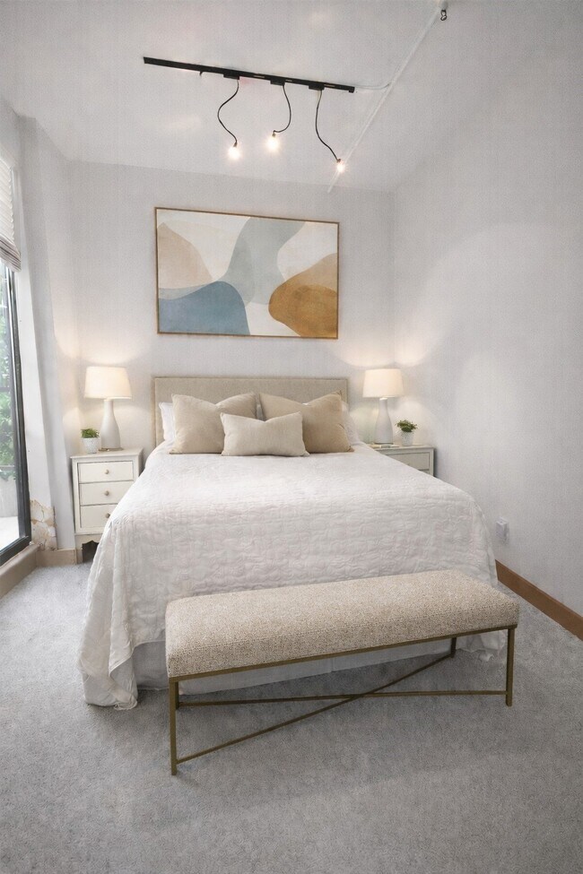 Building Photo - 705 Main St