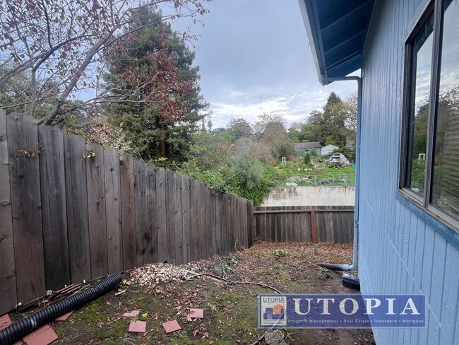 Building Photo - 136 Market St