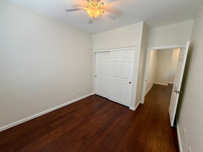 Building Photo - Close to shopping and easy access to Freeway!!!