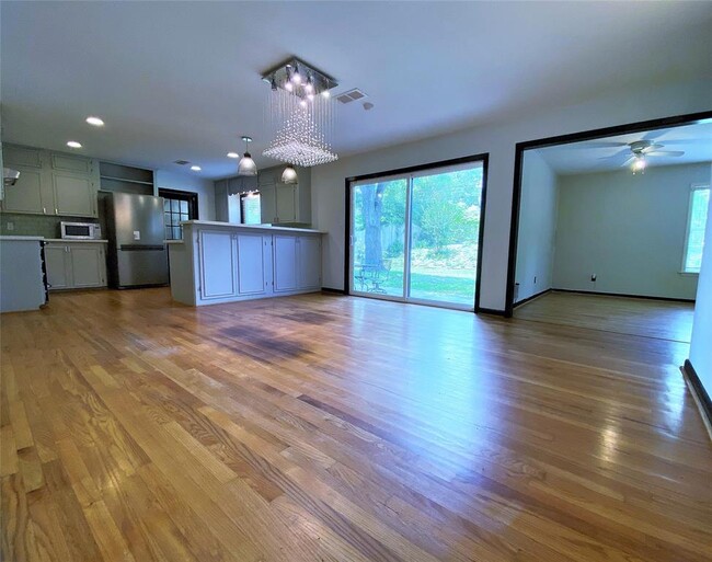 Building Photo - 5242 Beechnut St