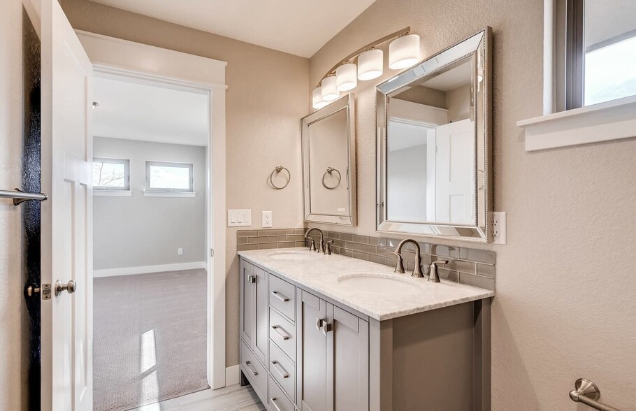MAIN BATHROOM - 3508 Dogwood Ave