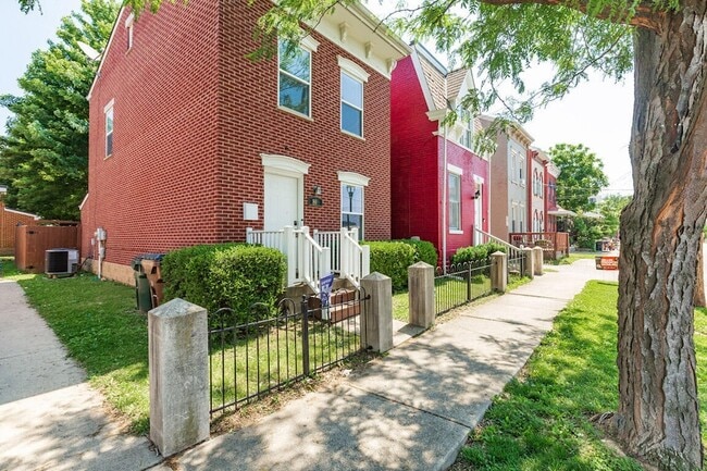 Building Photo - 809 Isabella St