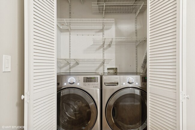 Building Photo - 221 E Cullerton St