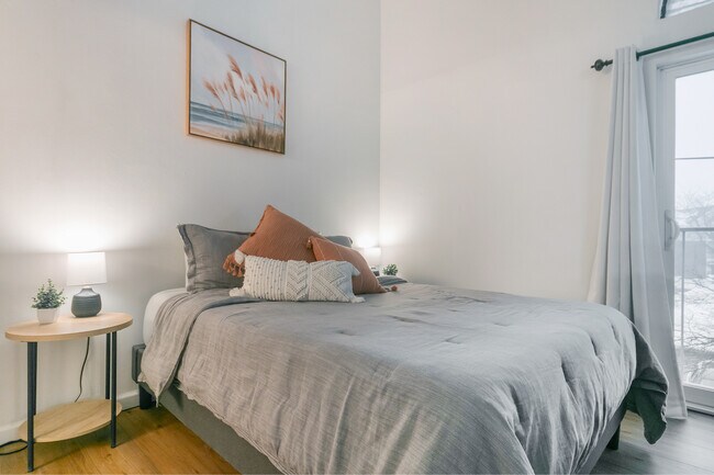 Queen bed - 515 Donofrio Dr