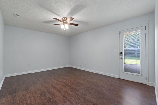 Building Photo - 502 Krest Dr