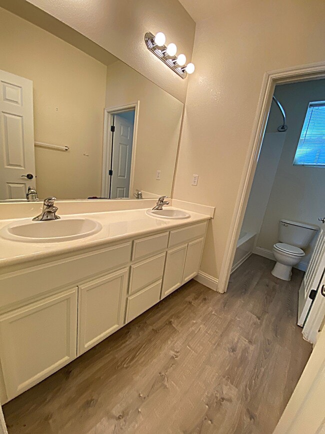 Building Photo - 1042 Tulloch Dr