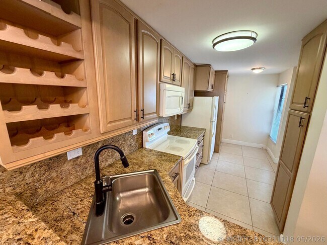 Building Photo - 6 Royal Palm Way