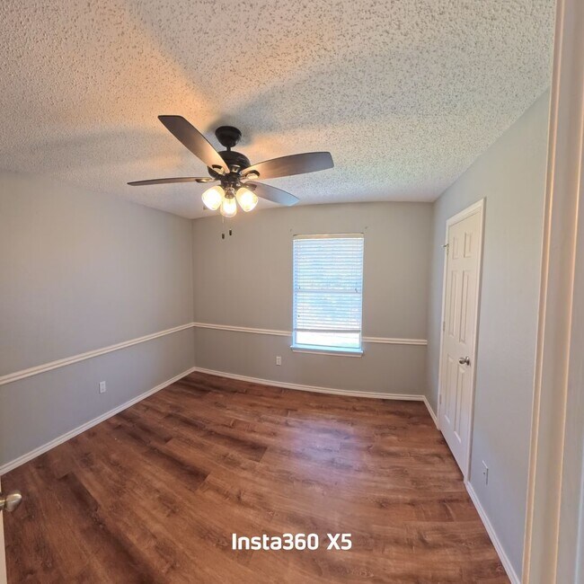 Building Photo - 1209 Montclair Dr