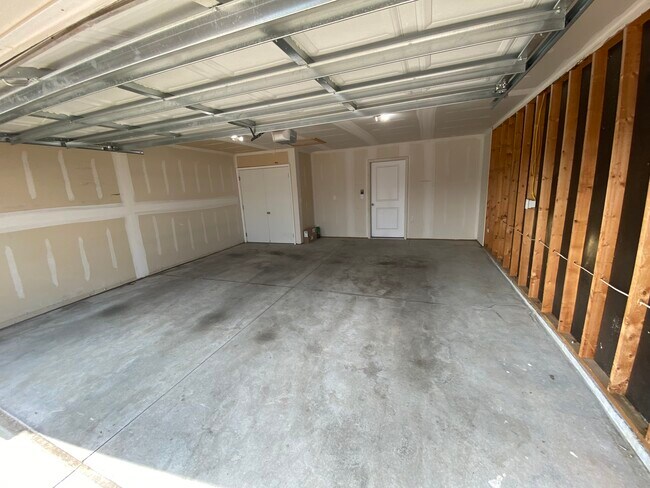 Building Photo - 1805 E 69th Ct N