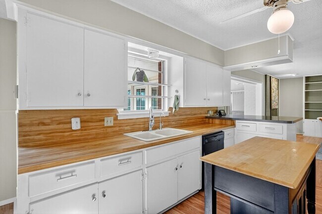 Building Photo - 3210 Cimmaron Ave