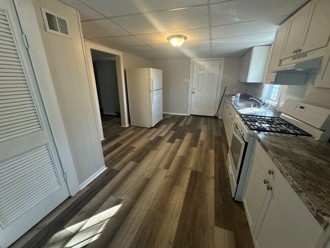 Building Photo - Roomy 3-Bedroom Home with Big Yard!