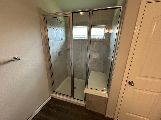 Building Photo - 3/2/2 in Avery Park / Fridge Included  / W...