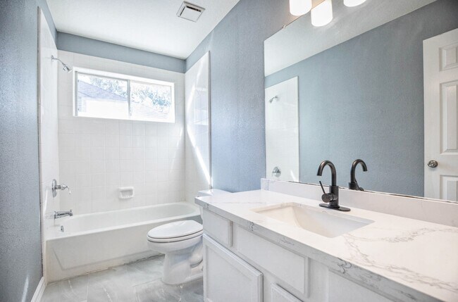 Building Photo - 18135 Somerset Knolls Ct