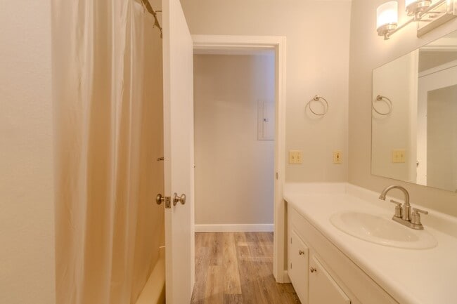 Building Photo - Charming, Updated Condo in Prime Downtown Traverse City Location!